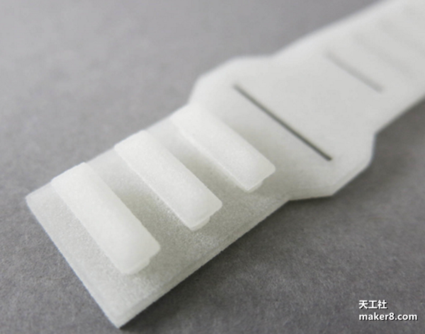 Scultpeo用新PEBA材料3D打印的一个柔性零件