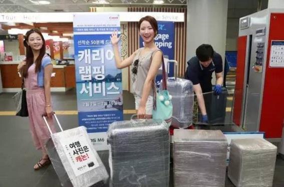 韩国机场地铁为游客提供托运箱塑料膜包装服务