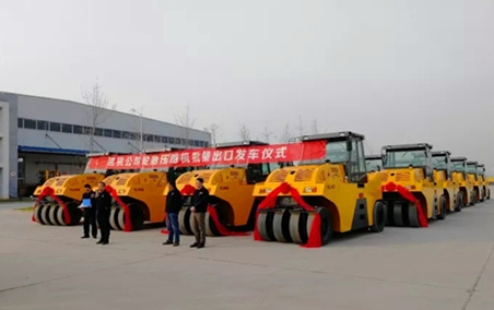 29台全液压轮胎压路机批量出口东南亚 29台全液压轮胎压路机批量出口东南亚