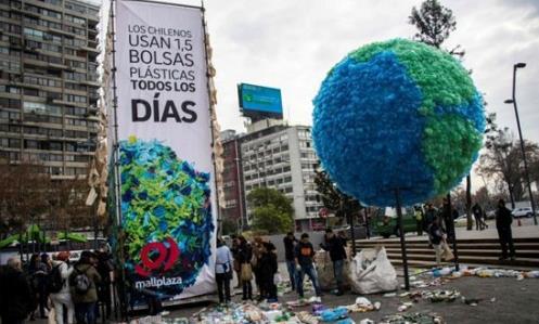 呼吁环保：智利环保人士用塑料袋构筑地球