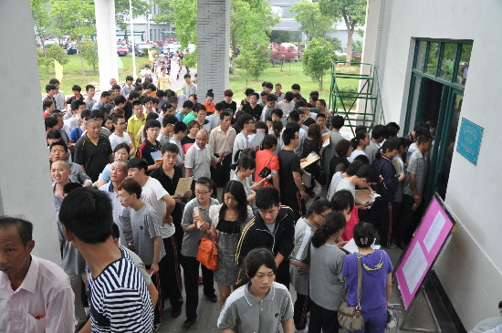 河源市22家模具企业组团参加校园招聘会