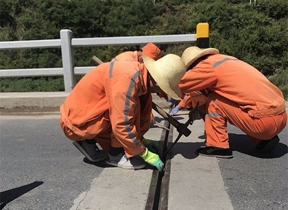 甘肃武山公路段确保交通安全 更换桥梁伸缩缝橡胶条