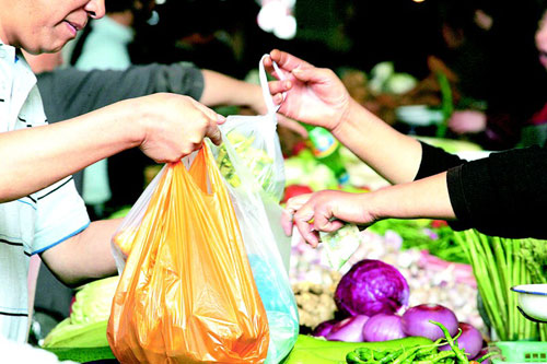 中国德富塑料网最新资讯：新一代塑料袋可自然降解成水和二氧化碳