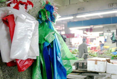 农贸市场用不达标塑料袋该查不该查