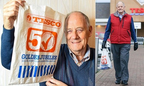 中国德富塑料网最新资讯：英国老爷子节俭环保 一个塑料袋用了34年