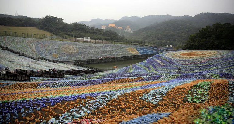 中国德富塑料网最新资讯：400万个塑料瓶造“星空草原”