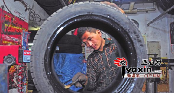 路面结冰 乌鲁木齐车主扎堆更换雪地胎 