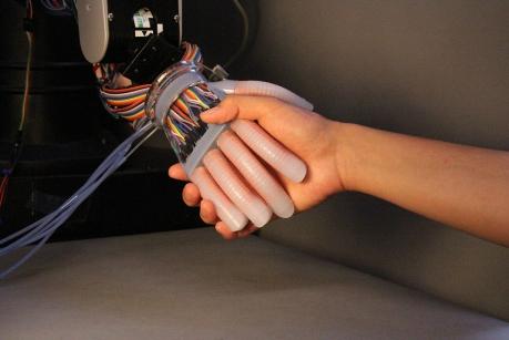 美国研发出新型机械手 可感知物体形状和材质