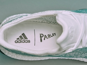 【中国德富塑料网】阿迪达斯利用海洋再生塑料制成的运动鞋