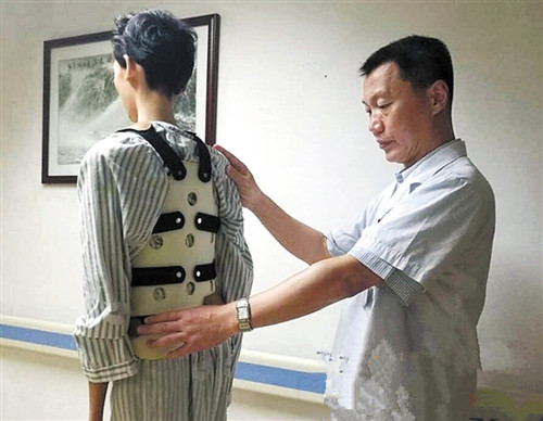 【中国德富塑料网】怪病女孩装3D打印椎体 术后变高10厘米