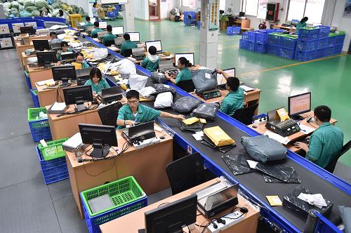 【中国德富塑料网】山东部分快递公司包装袋换可降解的环保包装