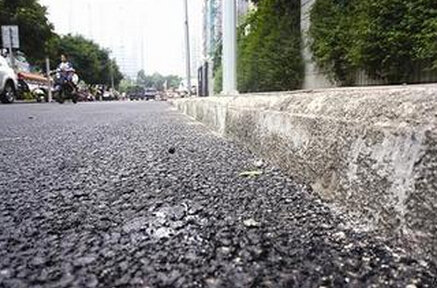 首次使用橡胶沥青铺路