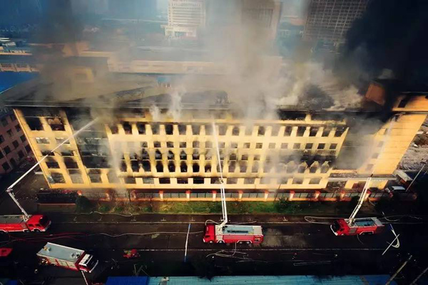 合肥一塑胶公司仓库突发大火 无人员伤亡